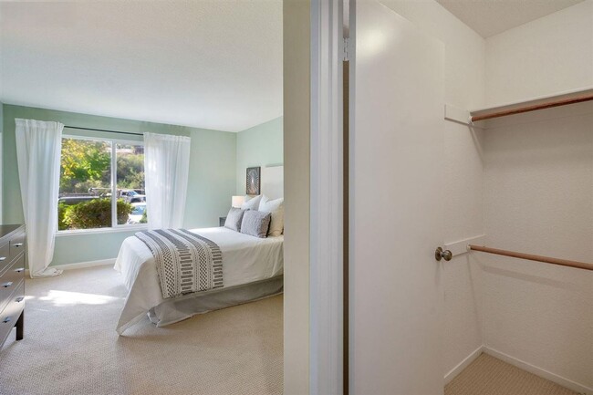 Building Photo - Resort Style Oakland Condo with Private Terrace