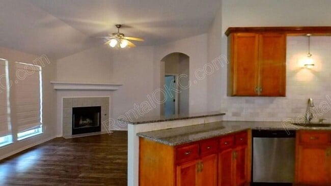 Building Photo - 4 Bed 2 Bath near Buck Thomas Park.