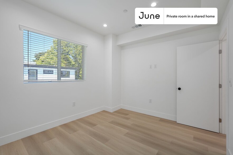 Building Photo - Private bedroom in 4 bed/3 bath Home