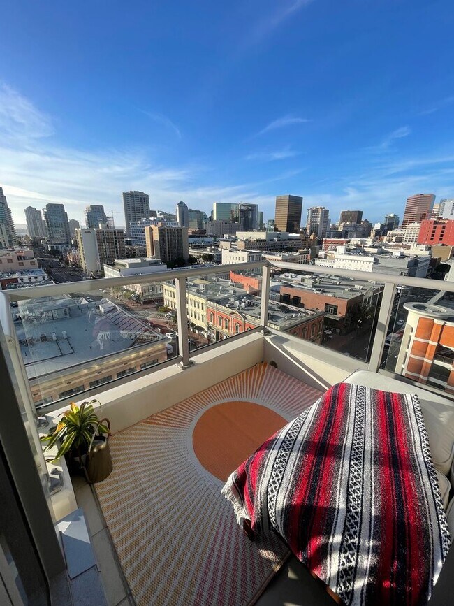 Building Photo - San Diego VIEW UNIT! Downtown  Gaslamp Quarter Three Weeks FREE Furnished  Studio -Available NOW!