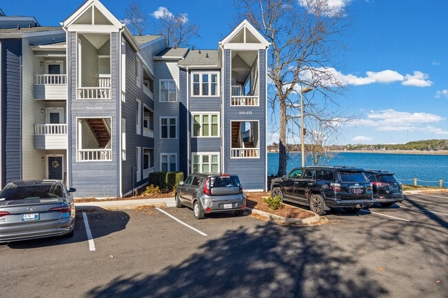 Building Photo - 372 Northwest Dr