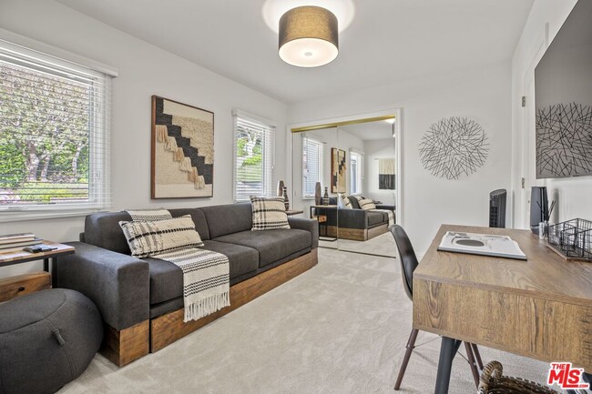 Building Photo - 1115 Palos Verdes Dr W