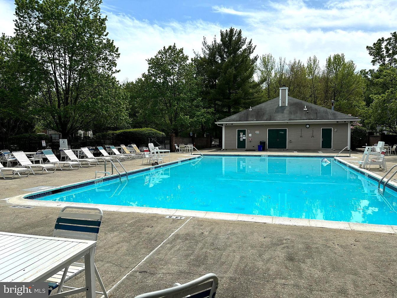 Building Photo - 14 Cheverny Ct