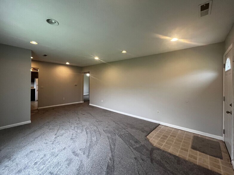 Building Photo - 3326 Kendale Dr