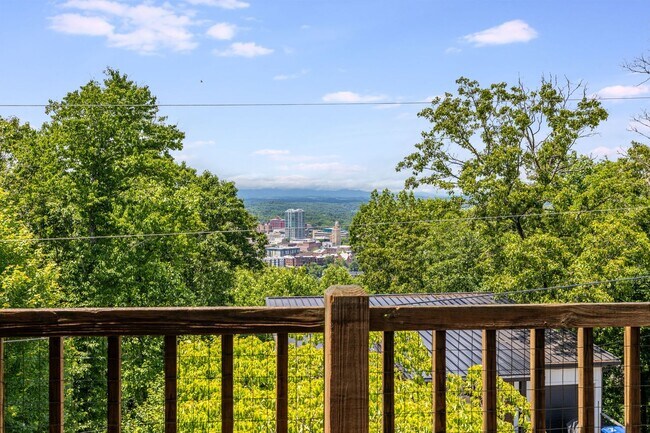 Building Photo - 2-Bedroom, 2-Bathroom Condo with Stunning Downtown Views