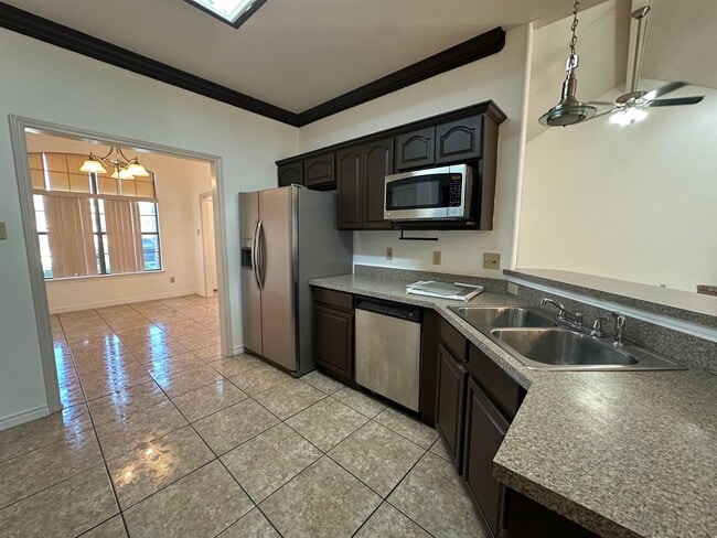Building Photo - 302 Echo Valley Dr