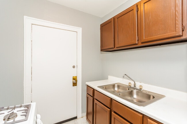 Building Photo - 6959 S Paxton Ave