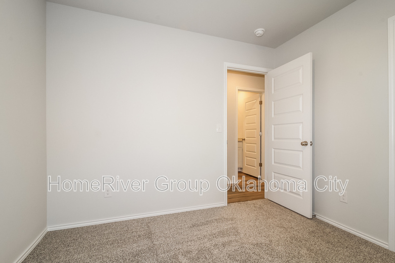 Building Photo - 3131 Valley Dr