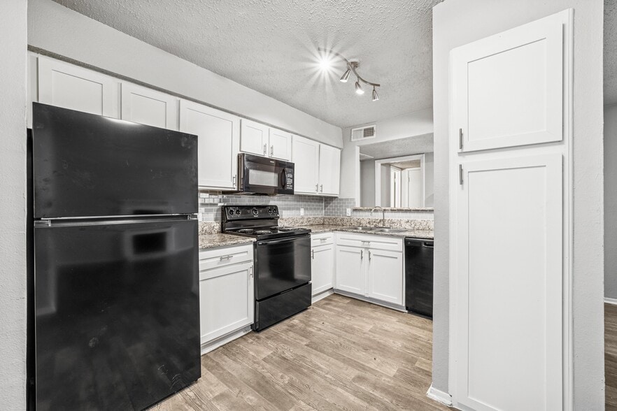 Building Photo - The View at Lake Highlands