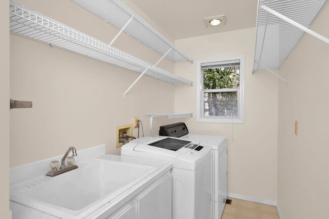 Building Photo - Light Filled 4 Bedroom 2.5 Bath Home in Sammamish