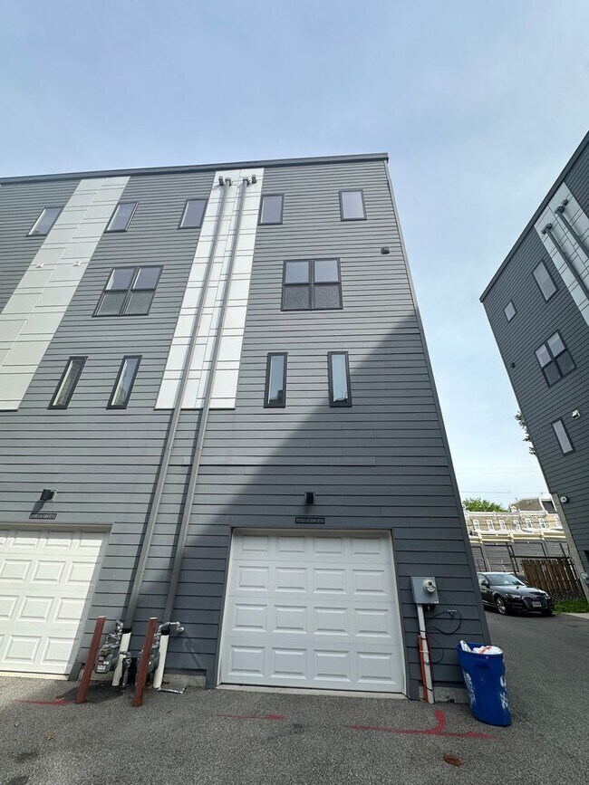 Building Photo - Beautifully Renovated 4 Bed/ 3.5 Bath With Rooftop!