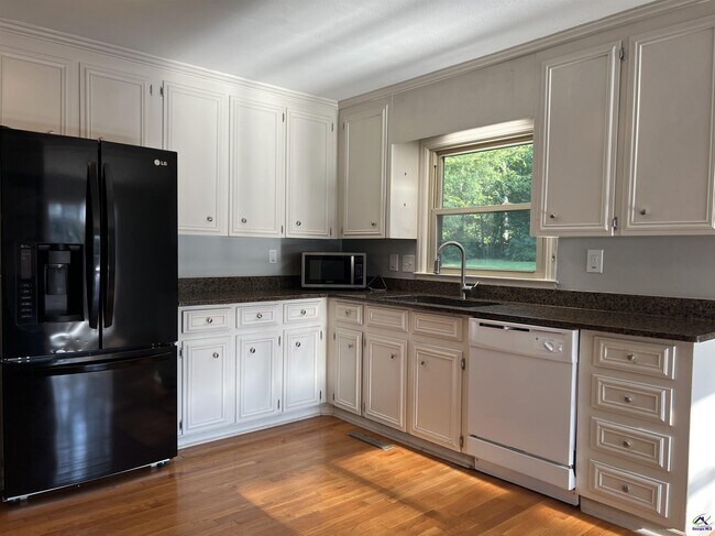 Building Photo - 2855 Riverview Rd