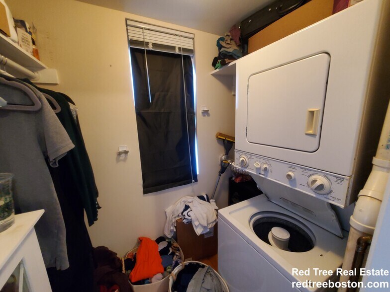 Building Photo - 277 Putnam Ave