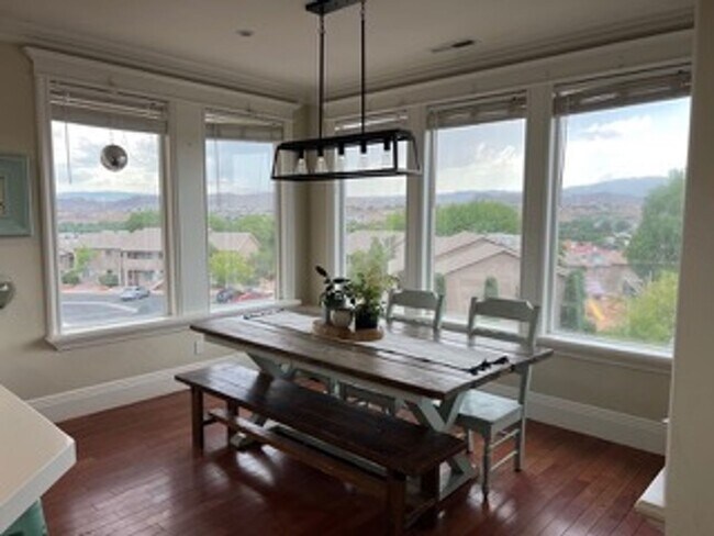 Building Photo - Very Spacious 6 bedroom home with amazing ...
