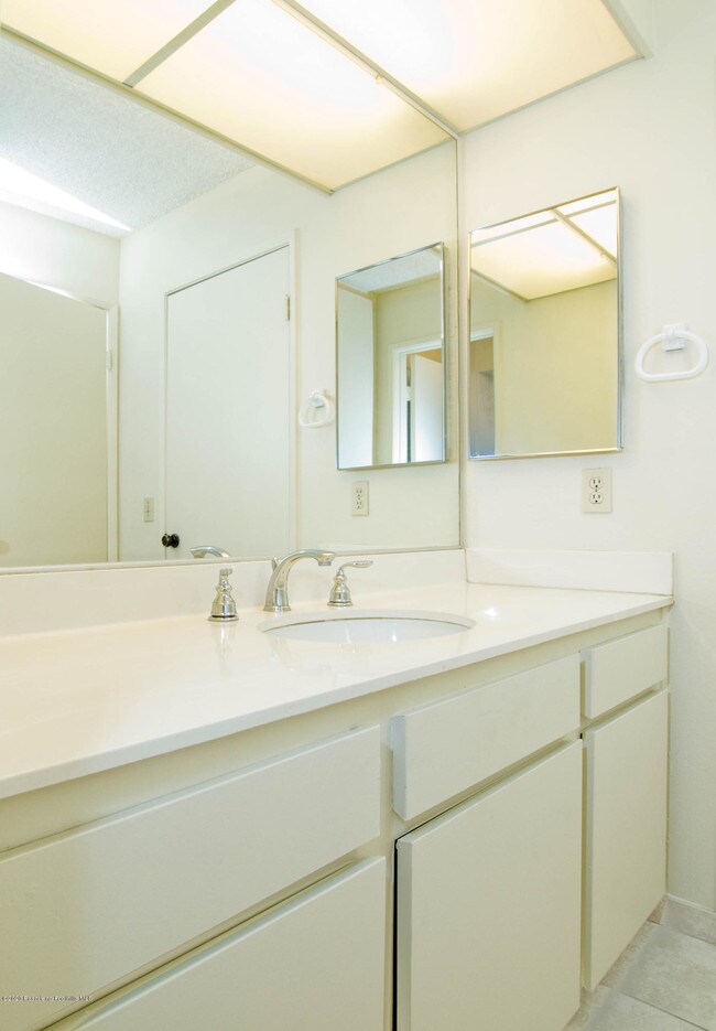 Building Photo - 898 Temple Terrace