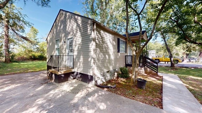 Building Photo - Cozy 2 bedroom 1 bath home. Conveniently located in the heart of Clarksville.