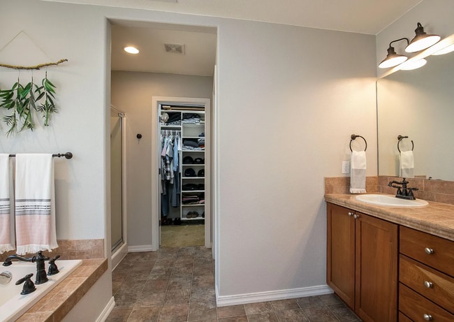 Building Photo - Gorgeous, Bright 4 Bedroom Home in SW Bend!