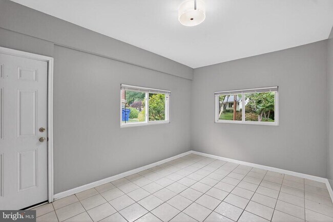Building Photo - 9211 E Parkhill Dr