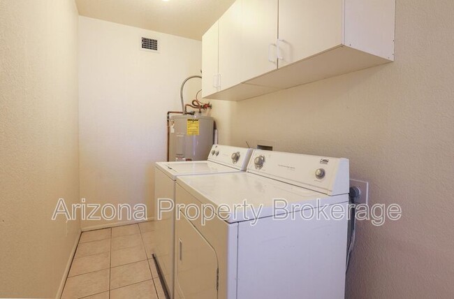 Building Photo - 8135 W Sierra Vista Dr