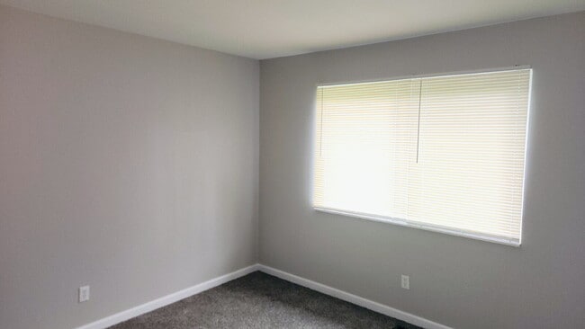 Building Photo - "Charming 3-Bedroom Gem in Hazelwood with Modern Comforts
