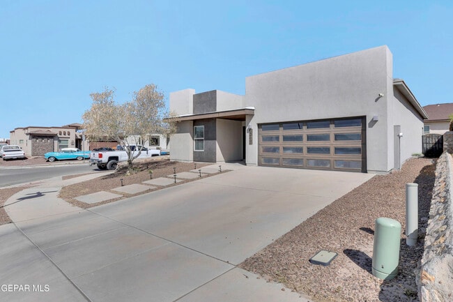 Building Photo - 12631 Mark Twain Ave