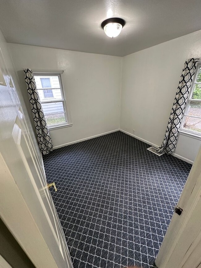 Building Photo - 2 bedroom 1 bath home with central air