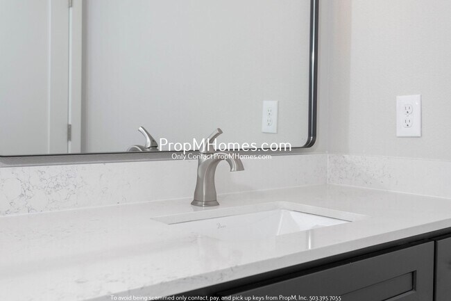 Building Photo - Updated Two Level Condo in the Heart of Do...