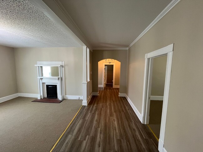 Building Photo - Newly Renovated 2 Bedroom Bungalow!!!