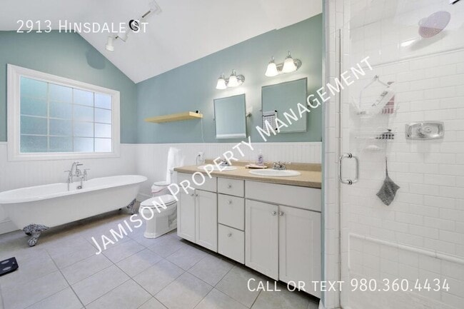Building Photo - 2913 Hinsdale St
