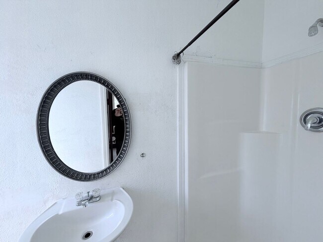 Building Photo - Stretch out in this large 3 bed 2 bath!