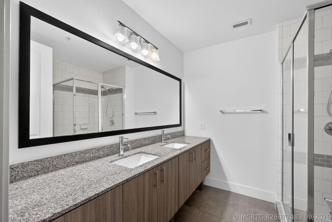 Building Photo - 225 S Latitude Cir