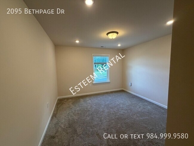 Building Photo - 2095 Bethpage Dr