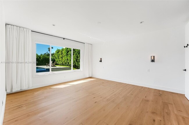 Building Photo - 740 S Shore Dr
