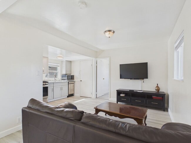 Building Photo - Updated 1BR in Prime Oakland Location | Flexible Furnishing Options