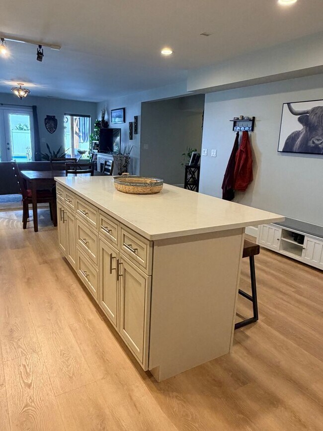 Building Photo - Executive 5 bed/4 bath home, POOL with pool service, decks with VIEWS, two kitchen/living room ar...