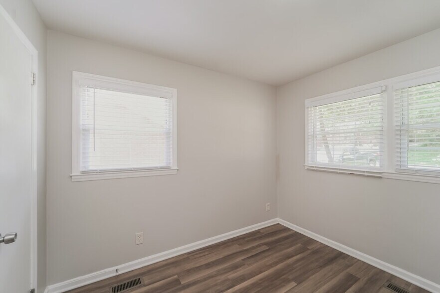 Building Photo - 2413 Dora Dr