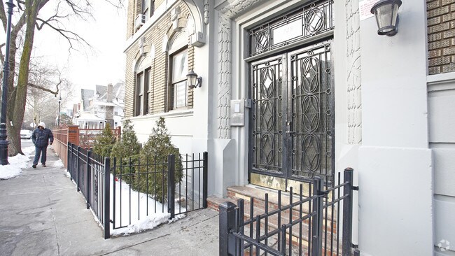 Building Photo - 738 E 21st St