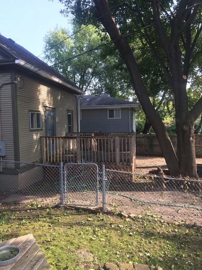 Building Photo - Single Family Home - LAUNDRY INCLUDED! HUGE YARD!