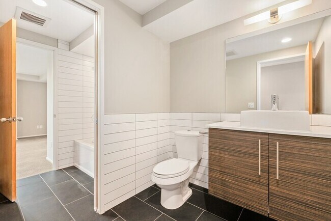 Building Photo - Gorgeous VIEW Townhome w/ 2 Master Suites in Coveted Eastlake