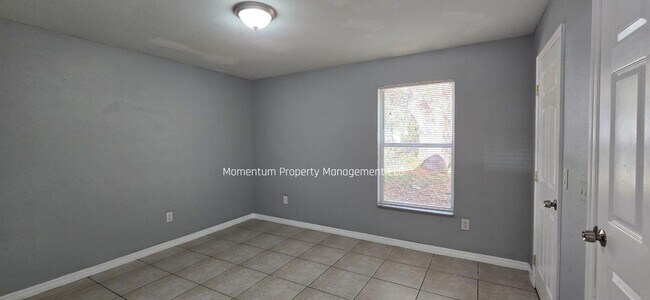 Building Photo - Spacious 3-Bedroom, 2-Bath Home with Covered Screened Porch & Large Kitchen in Tampa