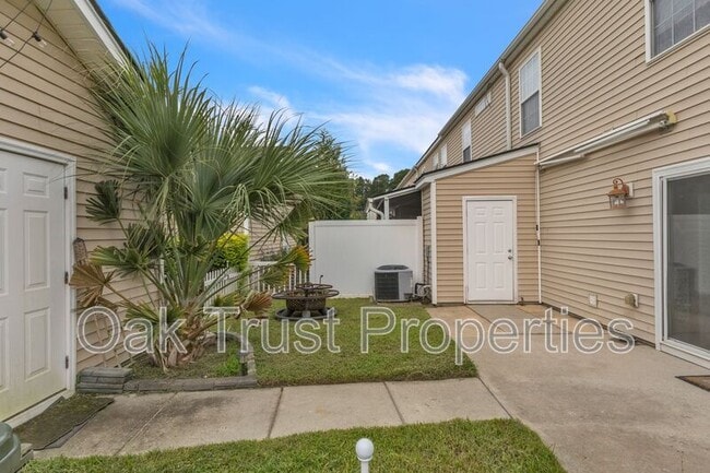 Building Photo - 9041 Maple Grove Dr