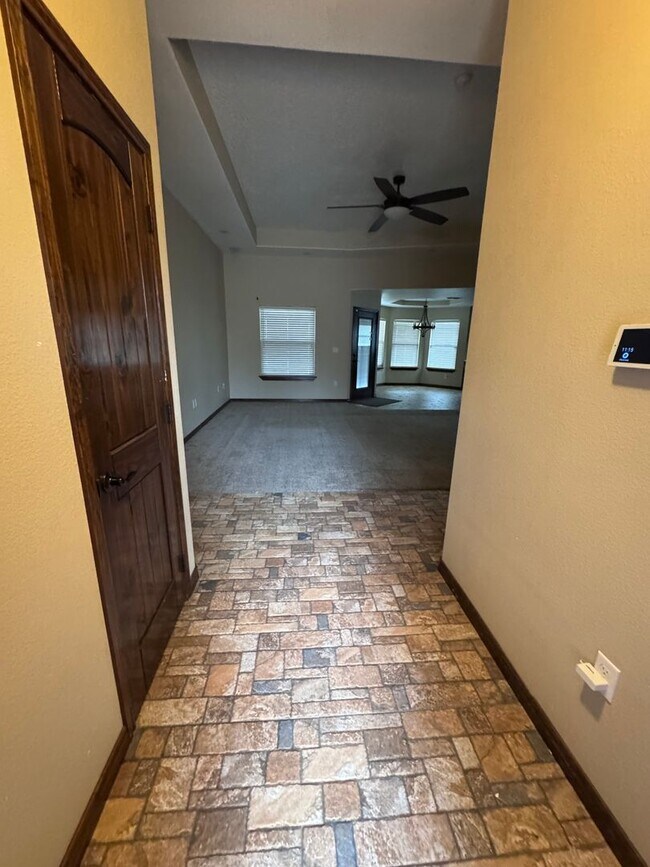 Building Photo - Beautiful 4 bed 2 bath home Available Now!