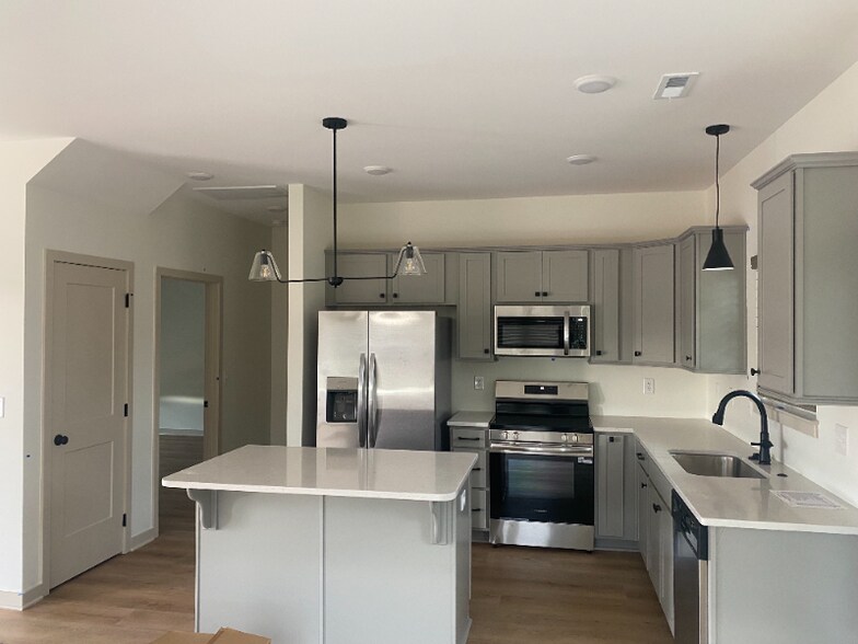 Building Photo - 311 W Broad St