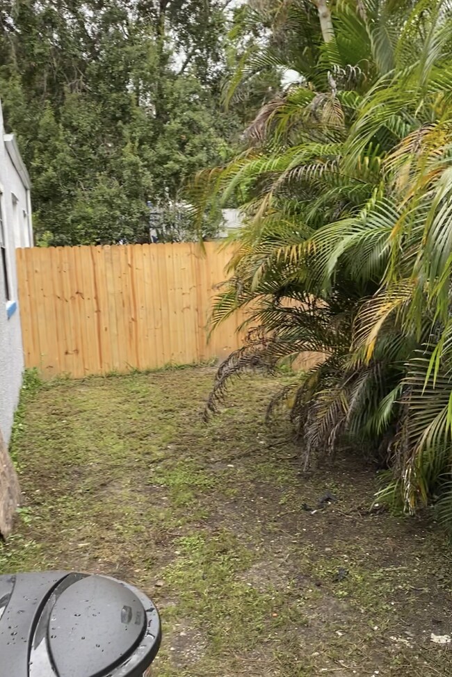 Cozy Front Yard - 735 27th Ave W