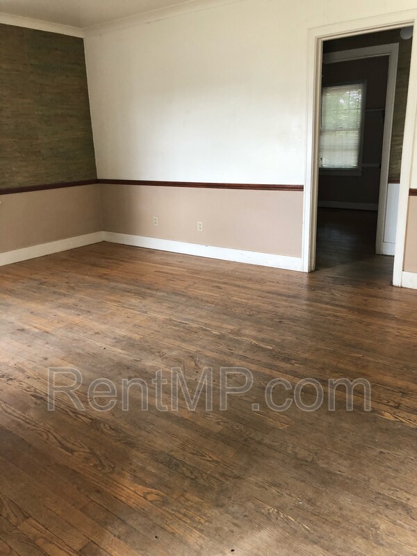 Building Photo - 909 Douglas St