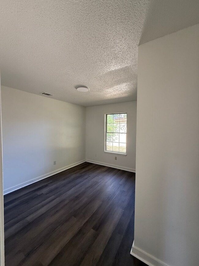 Building Photo - 3 Bed 1Bath- Storage Shed- Fenced