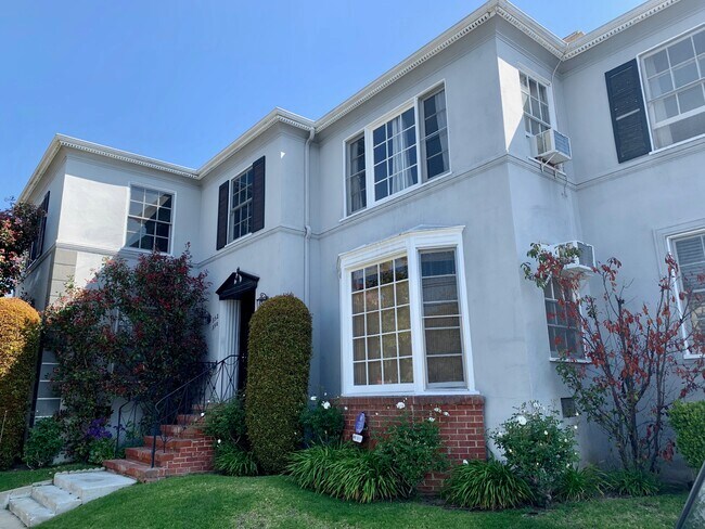 front of building - 356 S La Jolla Ave