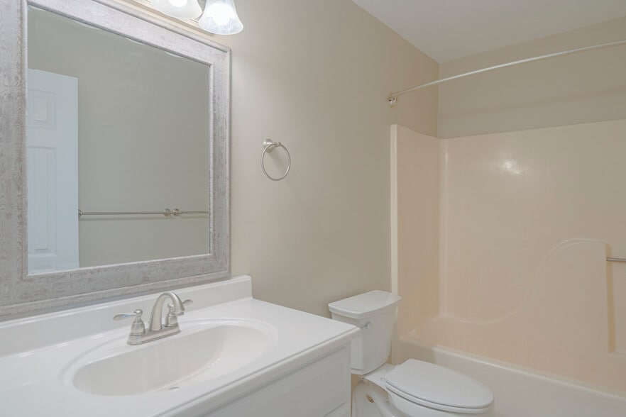 Upstairs bath 1 - 1 - 191 Clover Valley Cir
