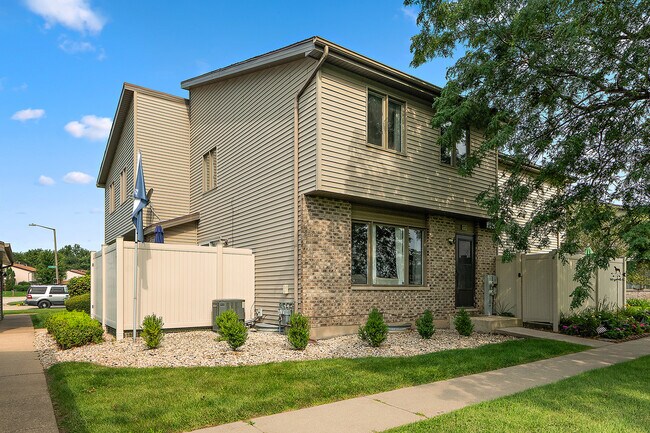 Building Photo - 772 Lake Rd