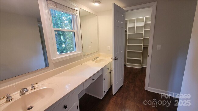 Building Photo - 9424 Whitethorn Dr